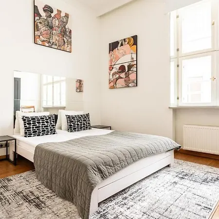 Daire Luxury Square View #18 *